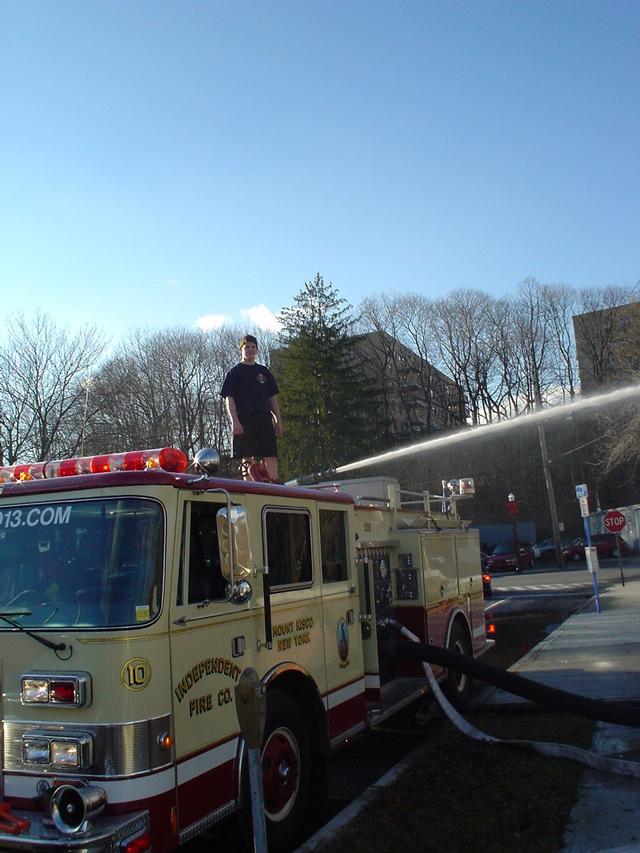 Dan Rubin operates Ex-E-106 deck gun at pumping drill. (1/6/07)