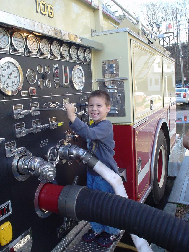 Louie Jr. operates Ex-E106 at pumping drill. (1/6/07)