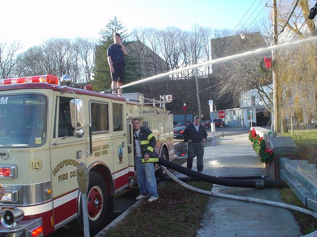 IFCO members operate Ex-E-106 at pumping drill. (1/6/07) 