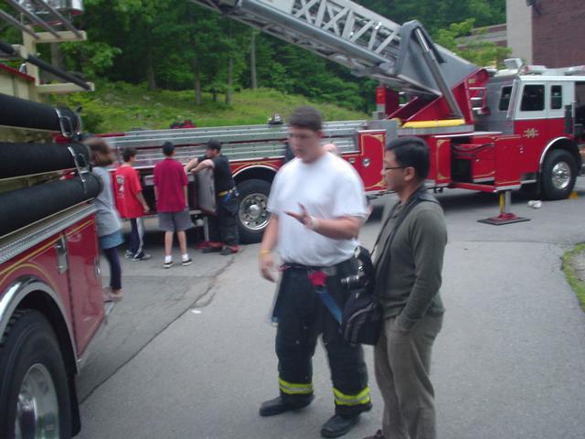 FF Dan Rubin gives a tour of E-105 at FLMS Science Fair. (6/10/09)
