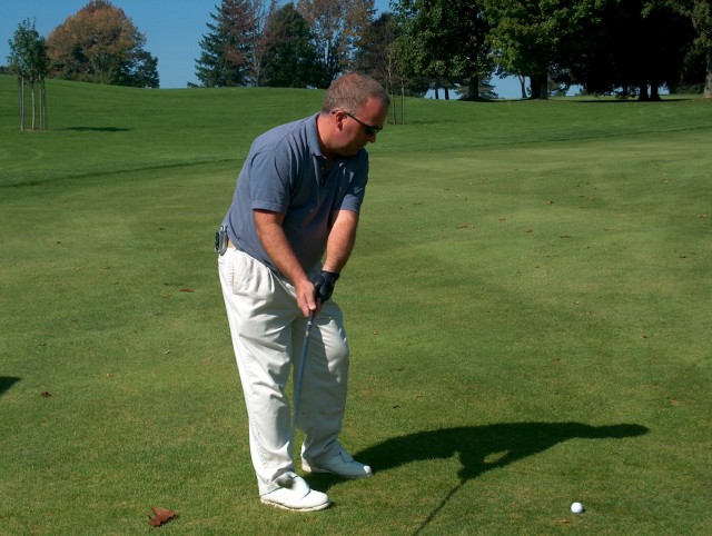 Tom &quot;T-Bone&quot; Hunter chips up at the Billy Cullam Golf Outing